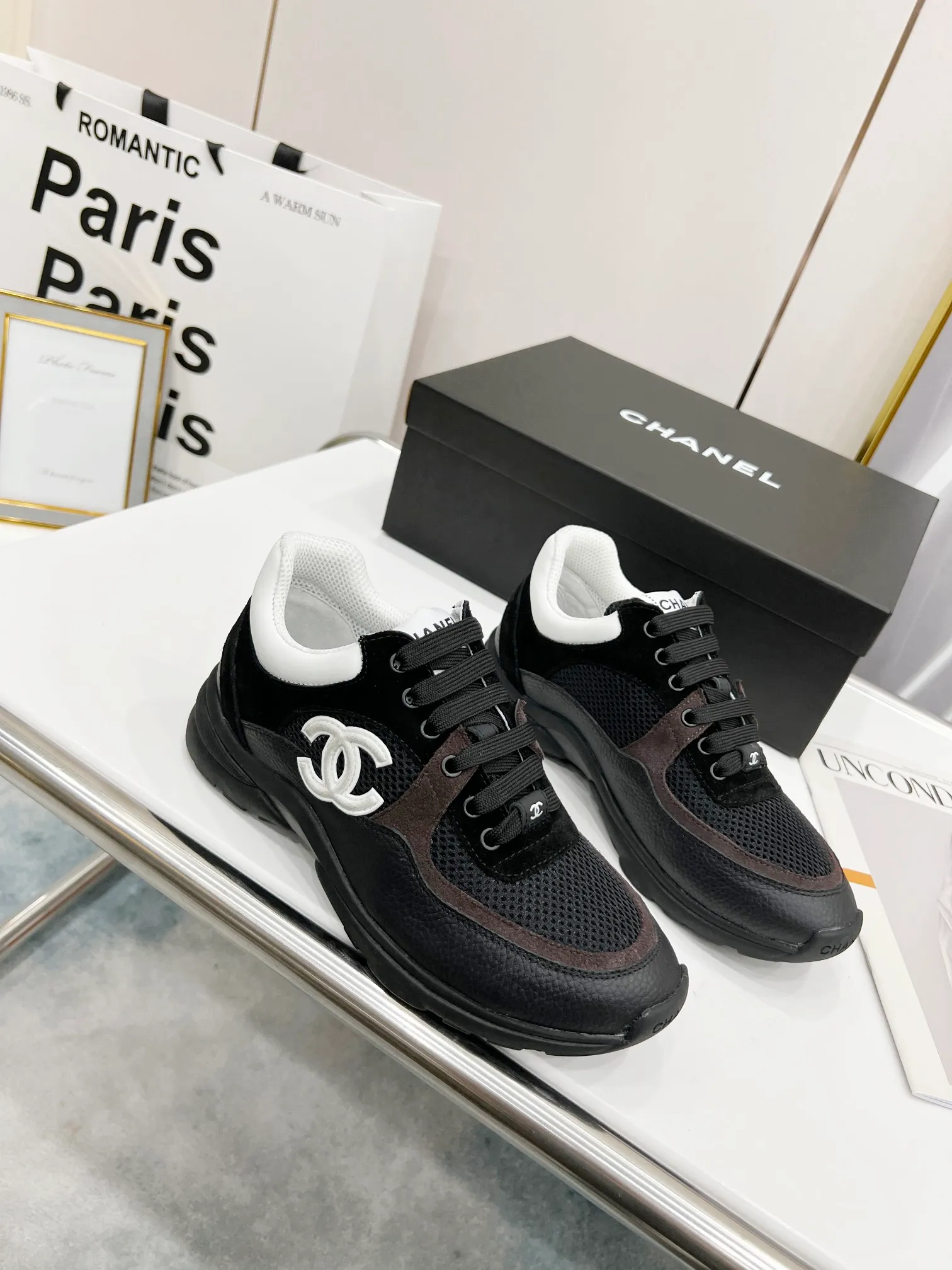 👟👟Ex-factory price 520👟👟 Chanel (Chanel) 2023 new color casual sports shoes, Paris Fashion Week (Chanel) catwalk style, original shoes purchased in Italy and made 1:1, fabric: original customized high-reflective material/high mercerized suede cowhide, breathable mesh splicing, 1 cm thick original movable massage feet, comfortable to wear, private original molded outsole , color, black, white, two-color optional. Number of yards; 35--41
